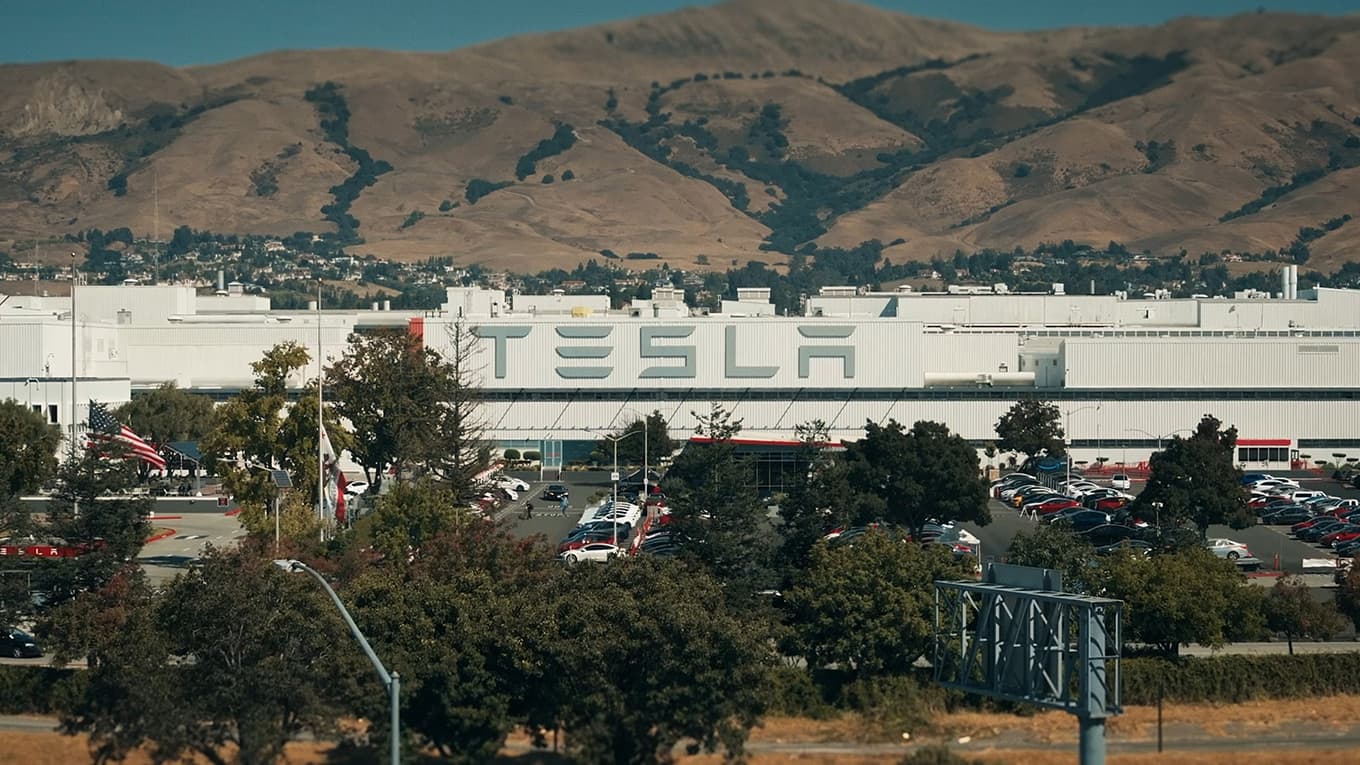 Szenenbild aus der Sky Original Doku Elon Musk Uncovered: Das Tesla-Experiment und Foto eines Tesla Werks