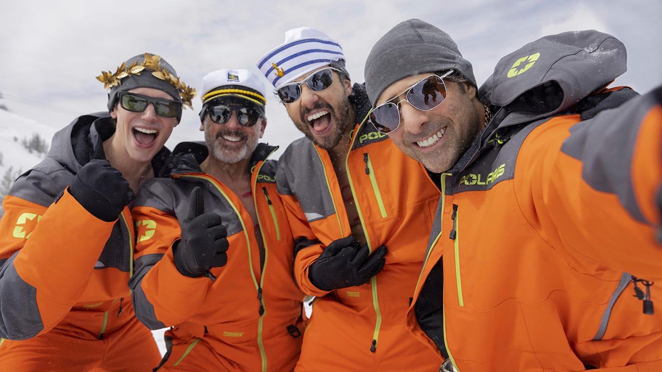 Szenenbild aus Tragikomödie Mountainhead mit Steve Carell, Jason Schwartzman, Cory Michael Smith und Ramy Youssef