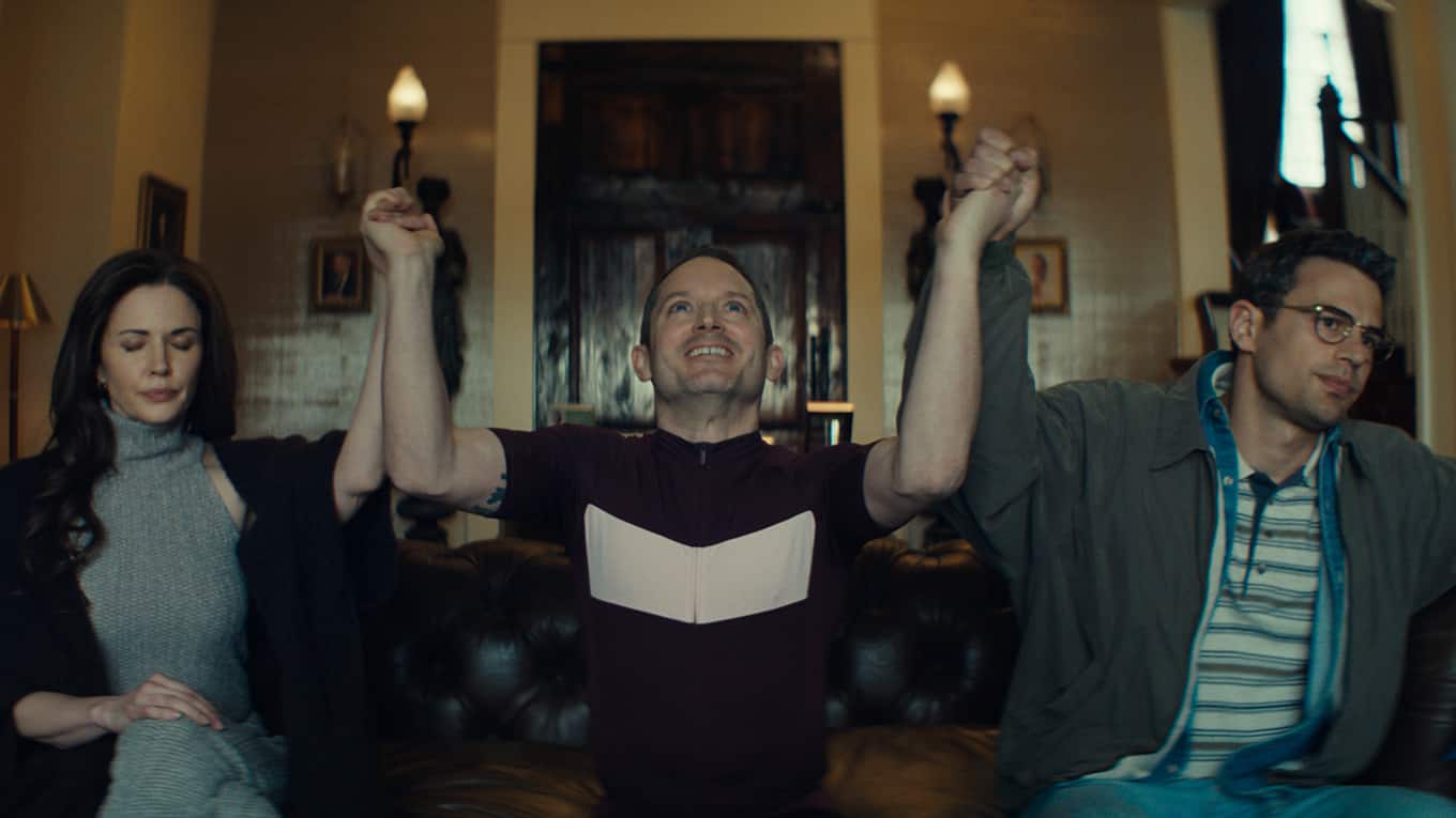 Szenenbild aus der Horrorkomödie The Monkey mit Elijah Wood und Theo James