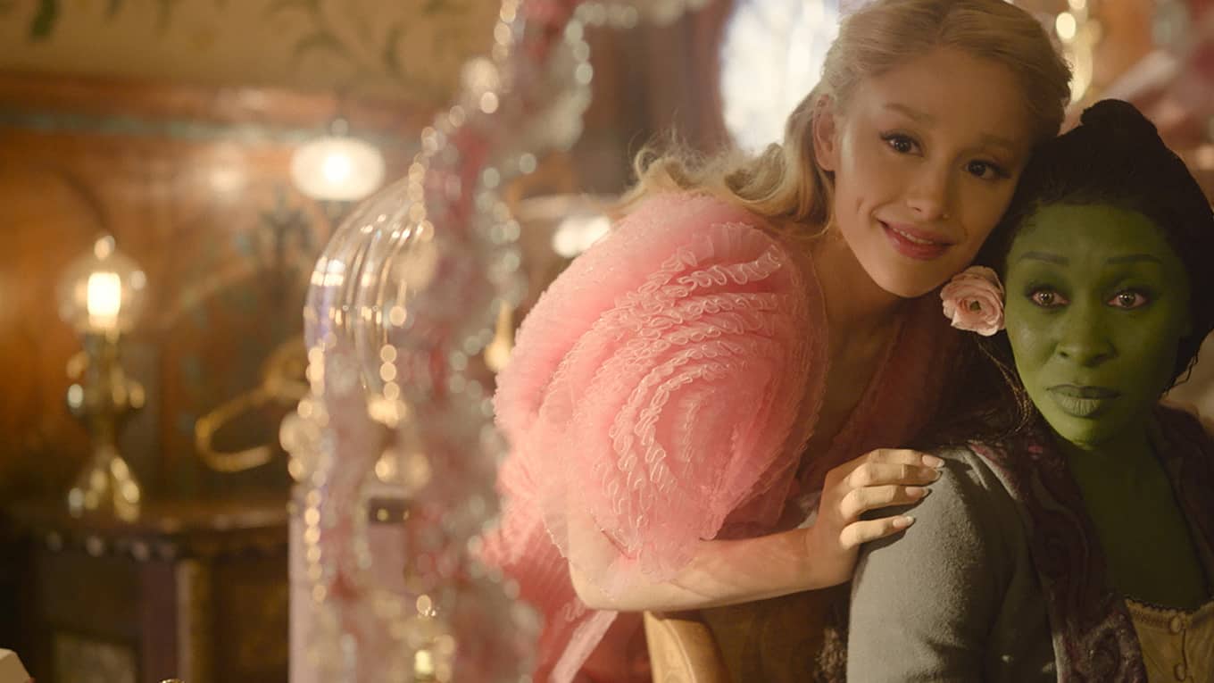 Szenenbild aus dem Musicalfilm Wicked mit Ariana Grande und Cynthia Erivo.