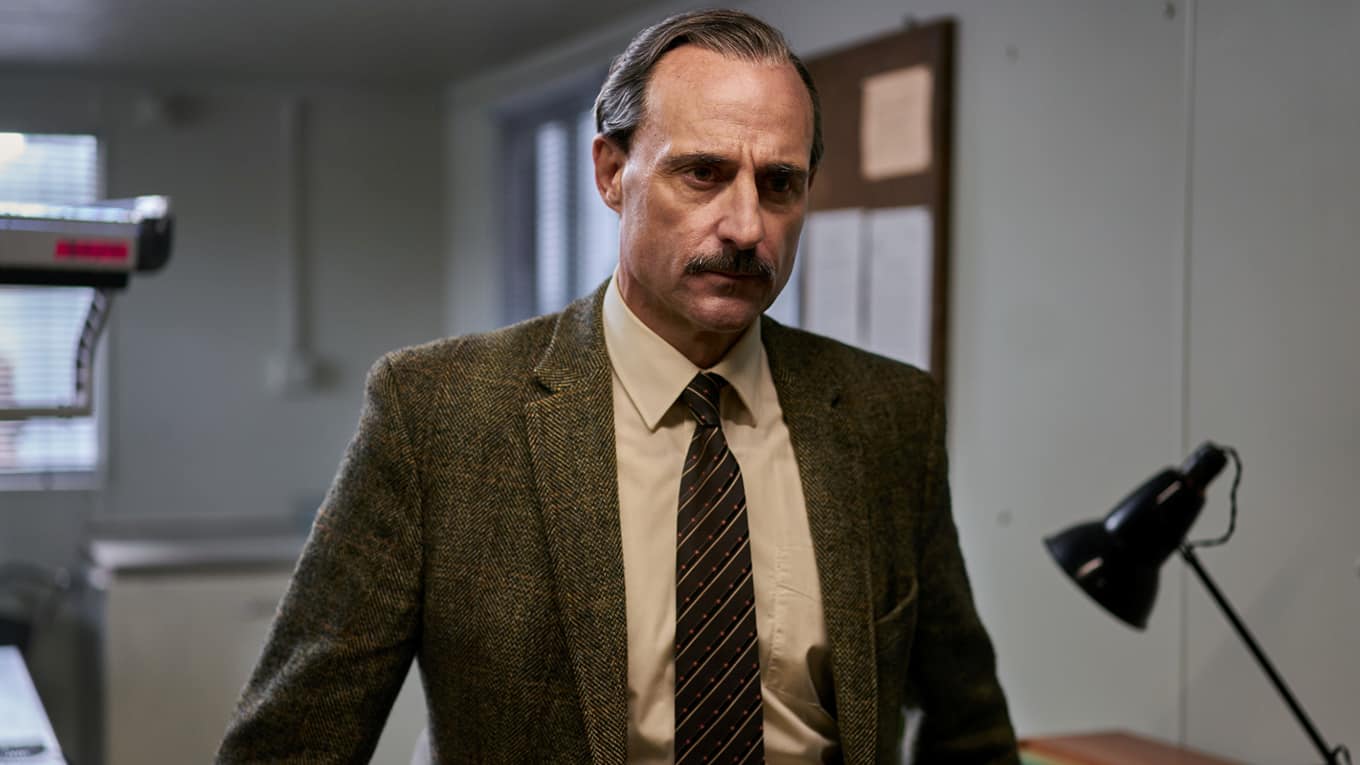 Holland (Mark Strong) schickt den jungen Soldaten zu einer Spezialeinheit nach London.