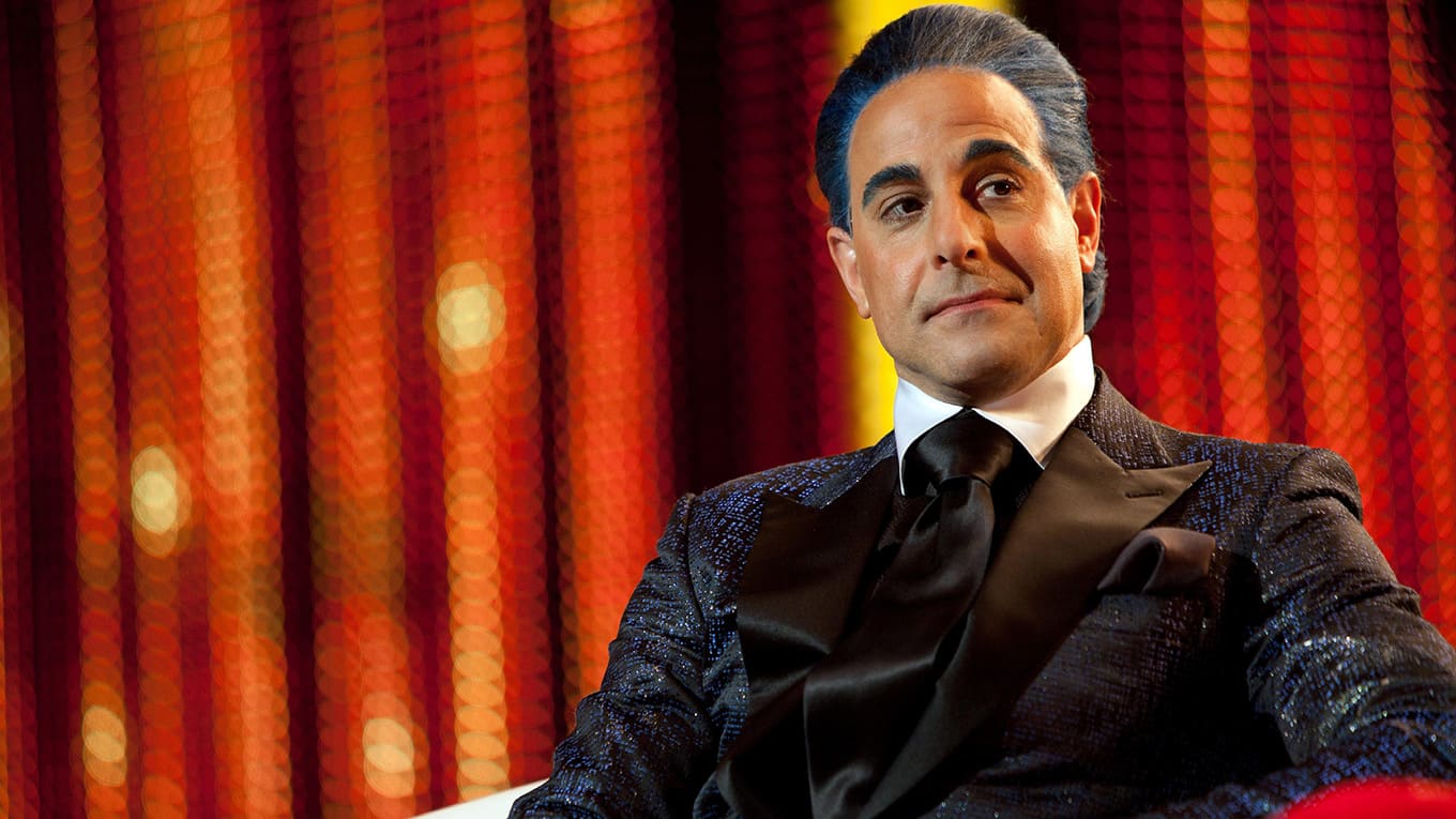 Szenenbild aus dem Film The Hunger Games - Die Tribute von Panem mit Stanley Tucci als Moderator Caesar Flickerman.
