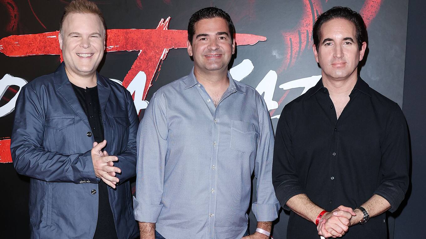 Foto von den Drehbuchautoren und Cobra-Kai-Schöpfer Josh Heald,  Jon Hurwitz und Hayden Schlossberg