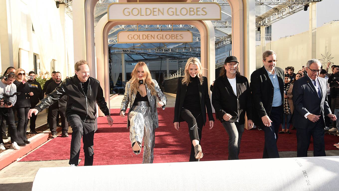 Barry Adelman, Moderatorin Nikki Glaser, HFPA-Präsidentin Helen Hoehne, Glenn Weiss, Ricky Kirshner und Lester Friedman (v.l.) rollen für die 82. Golden Globes den roten Teppich aus.