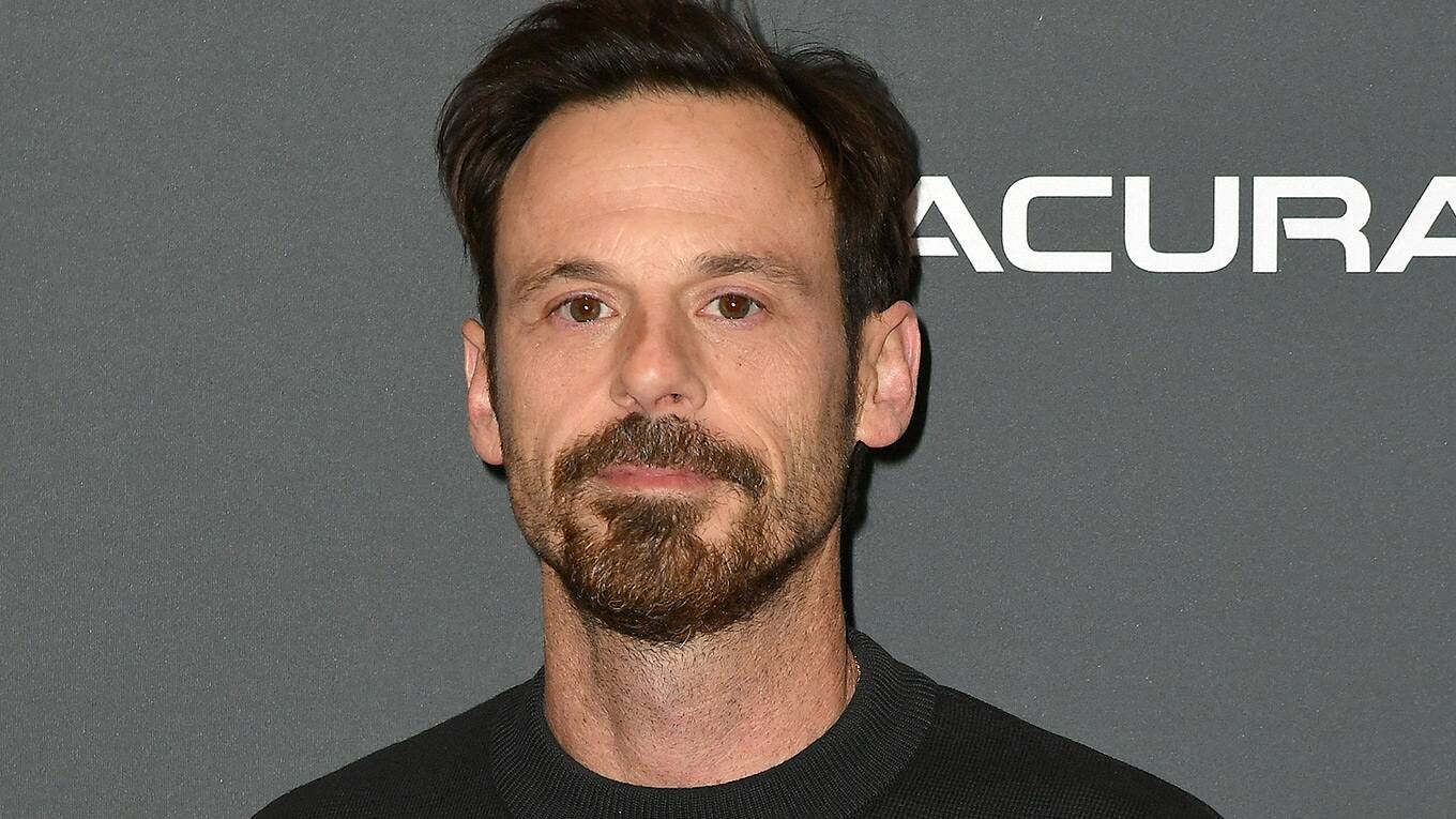 Scoot McNairy begitn sich in 