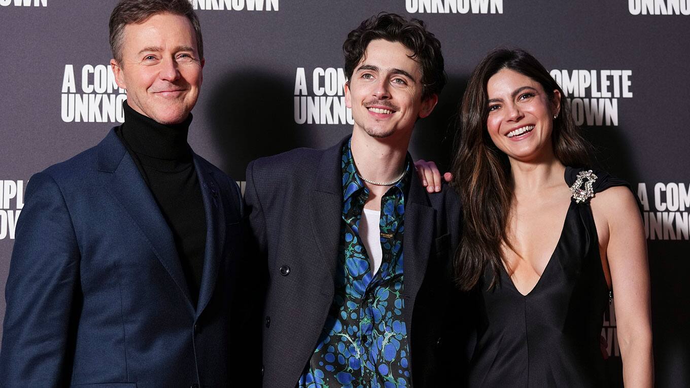 Foto Edward Norton, Timothée Chalamet und Monica Barbaro bei der Premiere von 