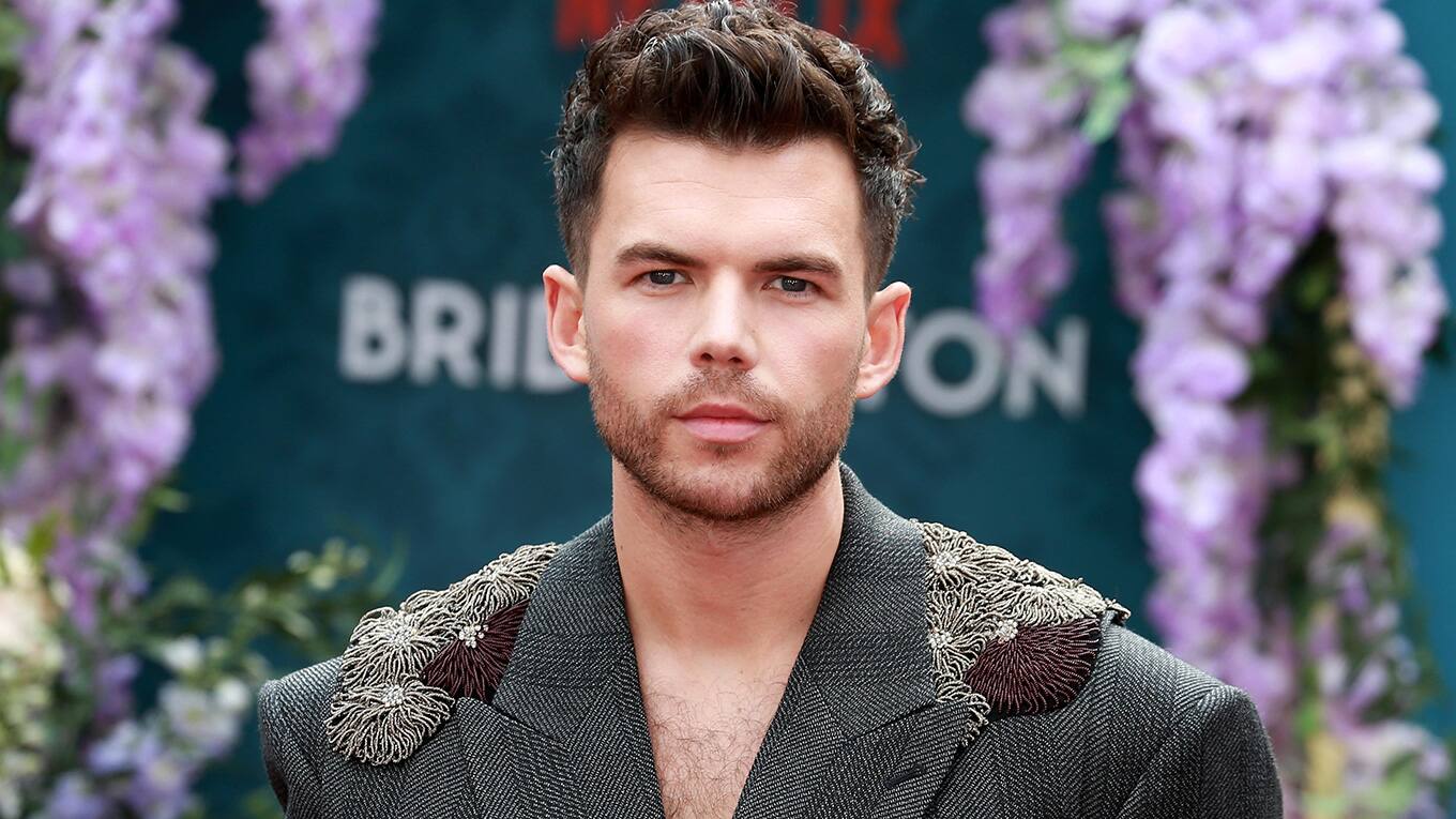 Luke Newton bei der Premiere von 