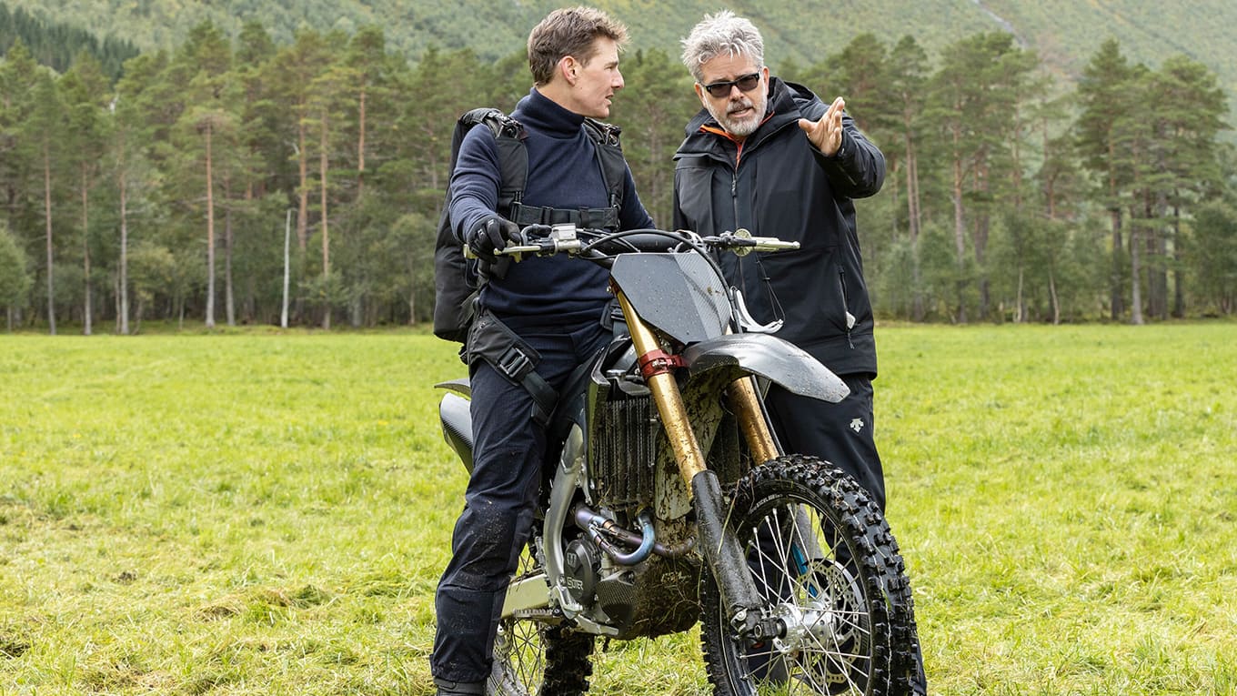 Tom Cruise und Regisseur Christopher McQuarrie am Set von 