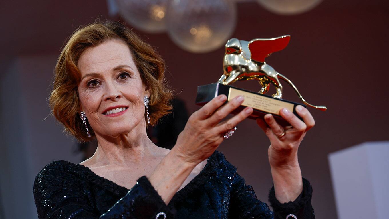 Sigourney Weaver mit ihrem Golden Löwen