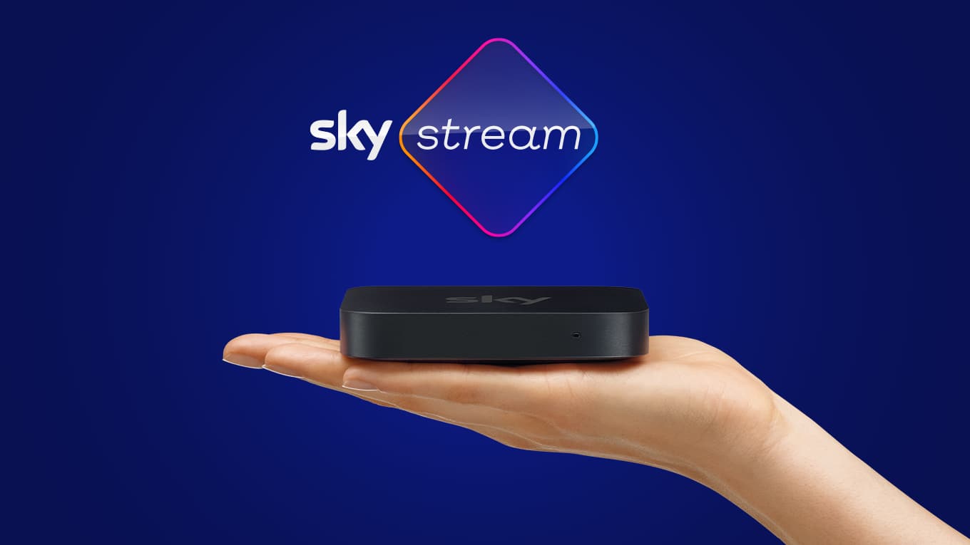 Eine Sky Stream Box auf einer menschlichen Hand, beides unter einem Sky-Stream-Logo.