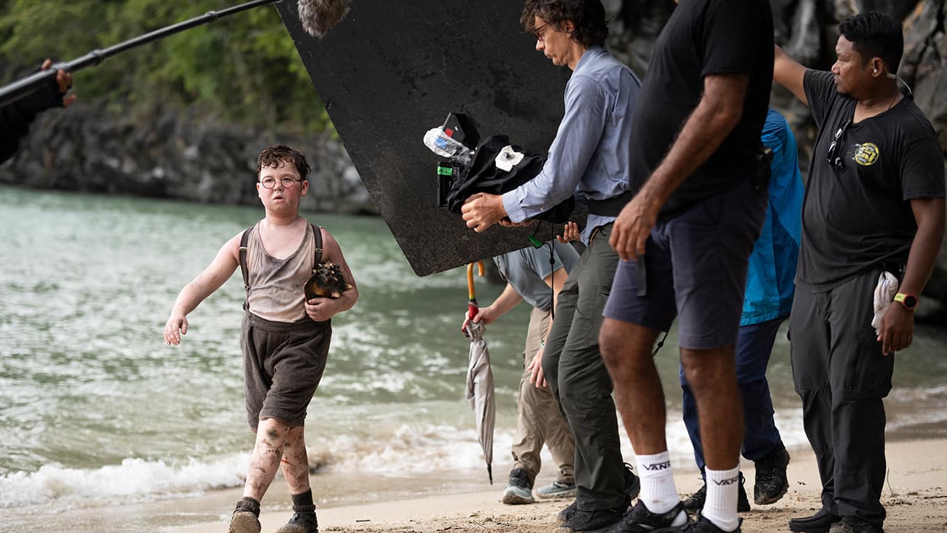 Behind the Scenes Foto von den Dreharbeiten der Serie Lord of the Flies mit Schauspieler David McKenna als Piggy