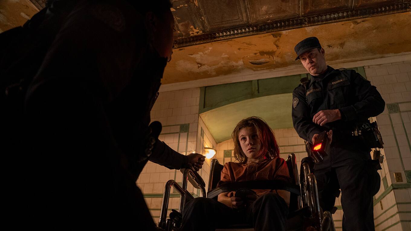 FEDRA-Soldaten verhören einen Jungen in der Quarantänezone in The Last of Us Staffel 1