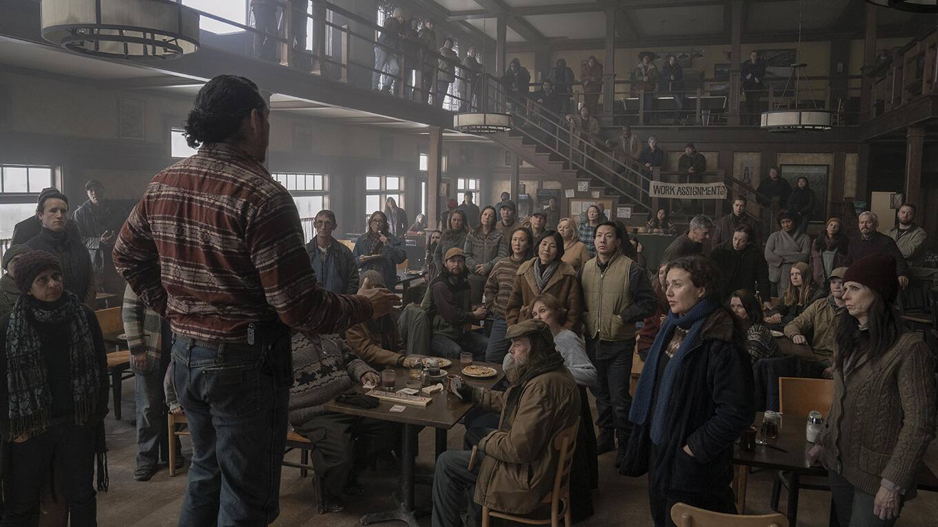 Kaitlyn Dever als Abby und Spencer Lord als Owen in The Last of Us Staffel 2 Episode 1