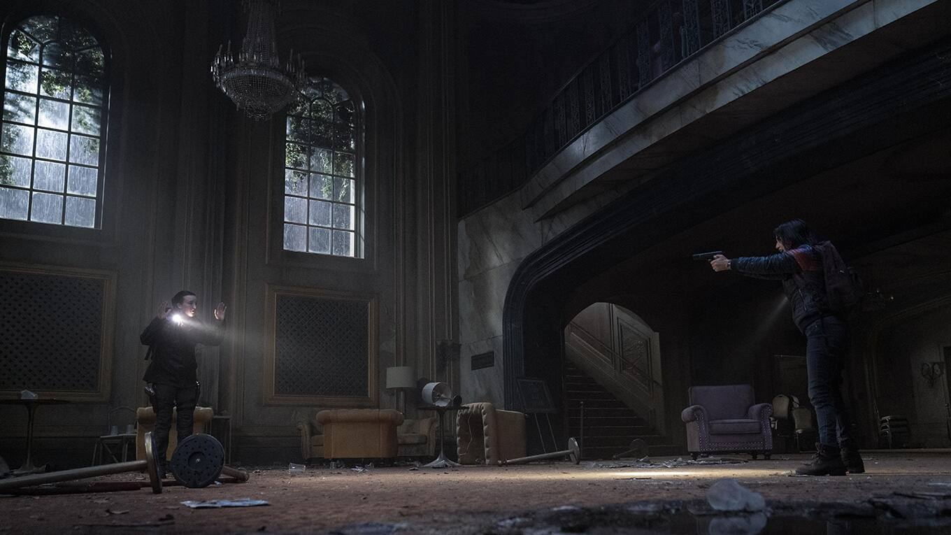 Szenenbild aus The Last of Us Staffel 2 Episode 4 mit Bella Ramsey als Ellie und Isabela Merced als Dina.