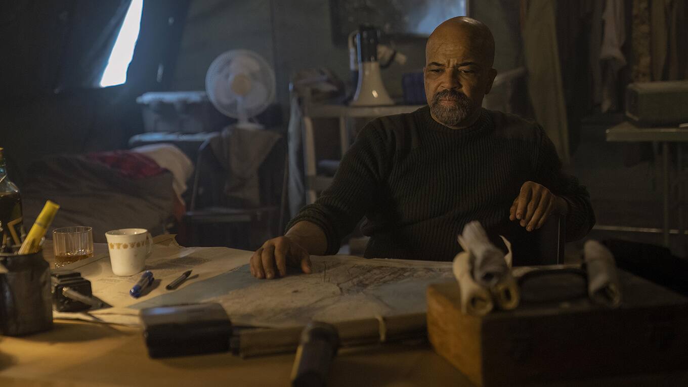 Szenenbild aus The Last of Us Staffel 2 Episode 7 mit Jeffrey Wright als Isaac.