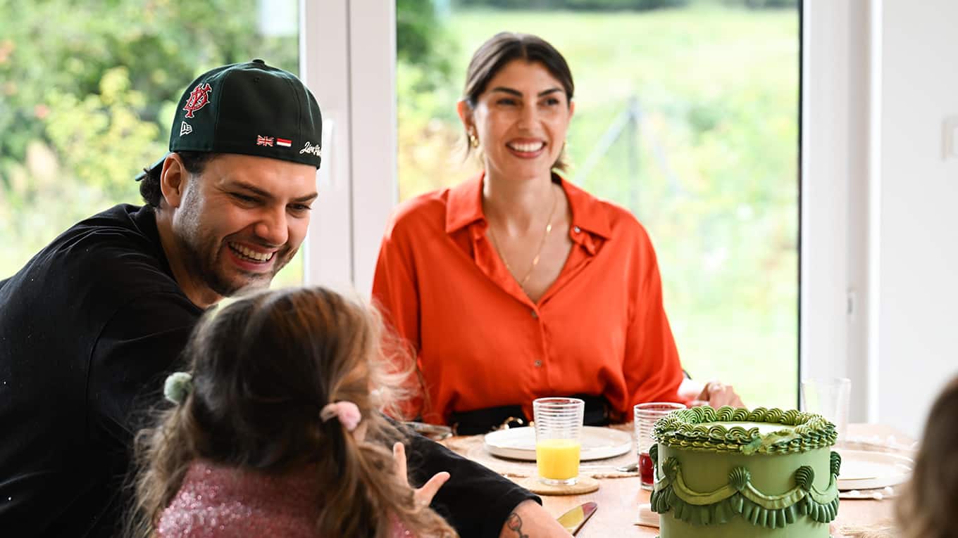 Yeliz Koc und Jimi Blue Ochsenknecht mit ihrer gemeinsamen Tochter Snow in der Sky Original Serie Yeliz & Jimi: We are Family?!