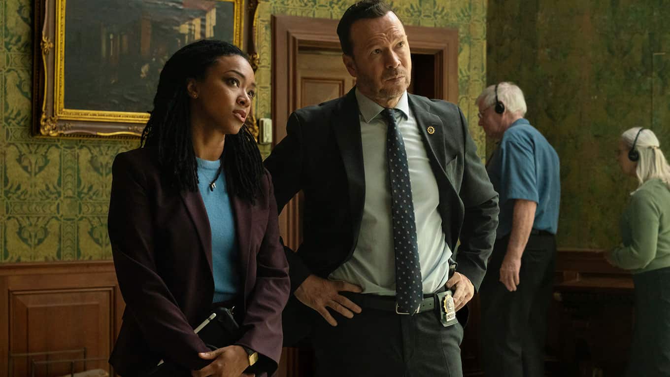 Szenenbild aus der Dramaserie Boston Blue mit Donnie Wahlberg als NYPD-Detective Danny Reagan und Sonequa Martin-Green als Detective Lena Silver.