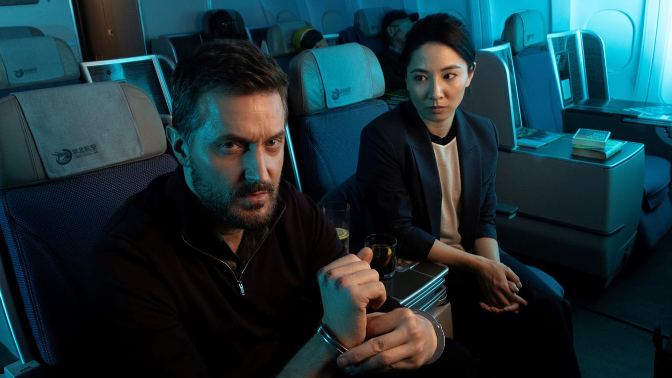 Foto von Schauspieler:innen Jing Lusi und Richard Armitage in 