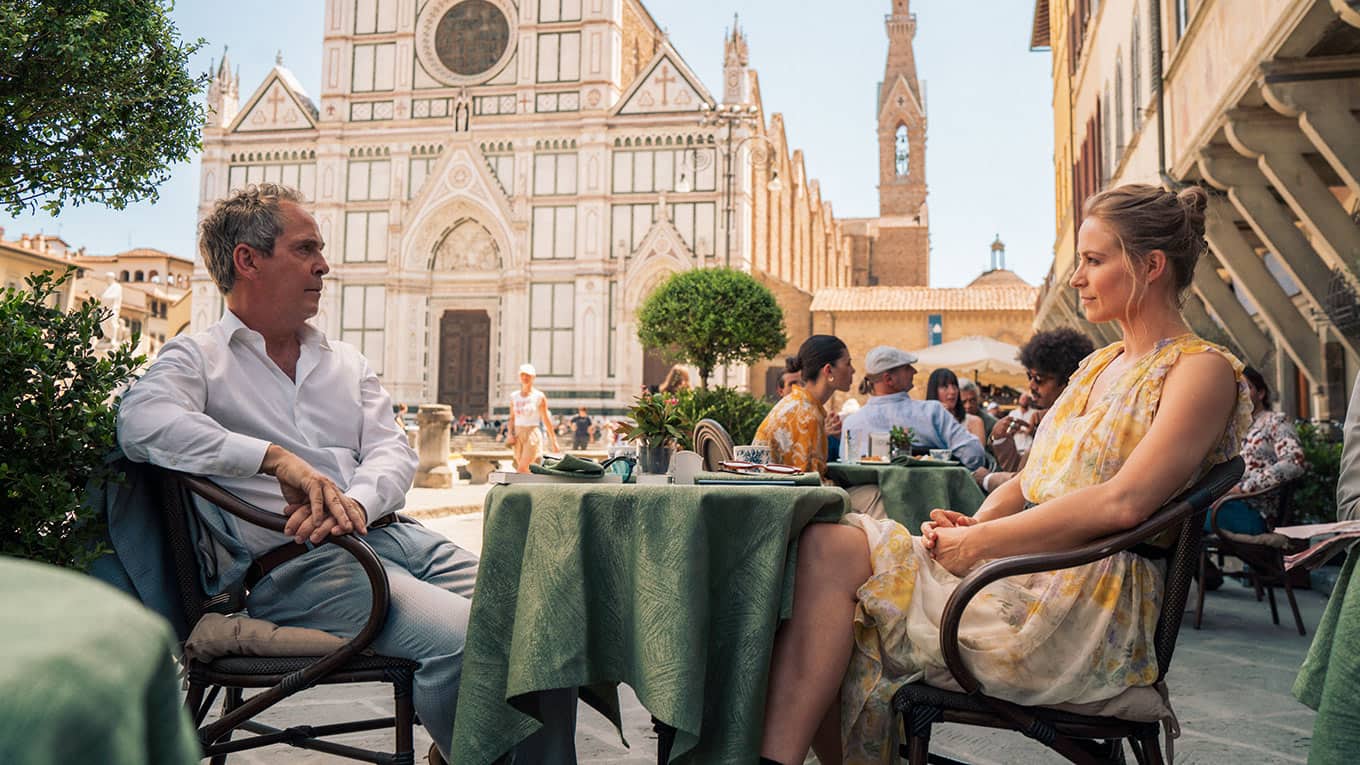 Foto von Schauspieler Niamh Algar und Tom Hollander in 